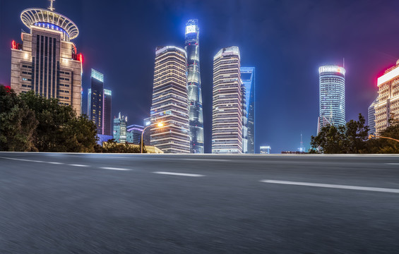 高速公路和高楼大厦夜景