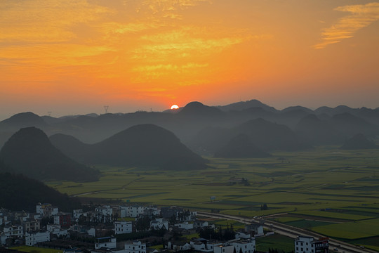 罗平金鸡峰油菜花风光