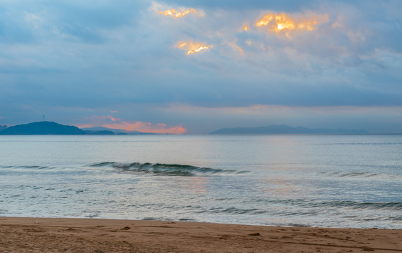 海南三亚海棠湾海滩上的早霞