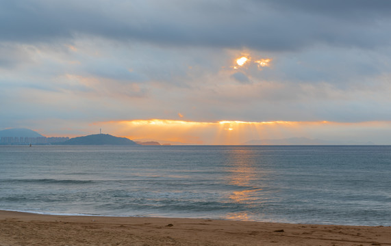 海南三亚海棠湾海滩上的早霞