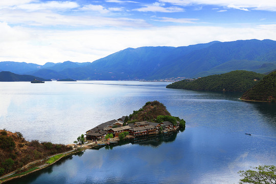 里格观景台俯瞰心形泸沽湖
