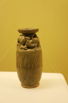 陕西西安文物青釉堆塑龙纹瓶