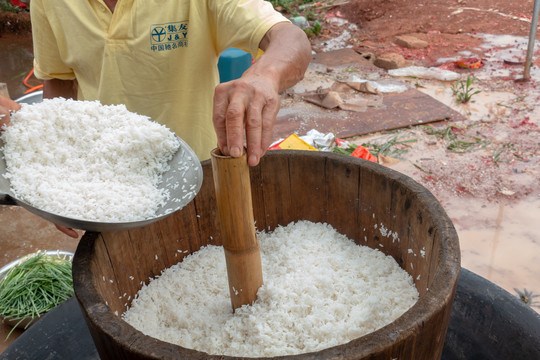 乡村喜宴的木桶蒸米饭捞米饭