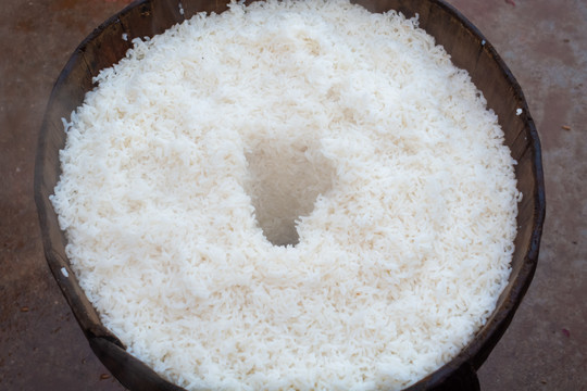 乡村喜宴的木桶蒸米饭捞米饭