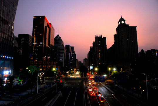 广州傍晚的街景