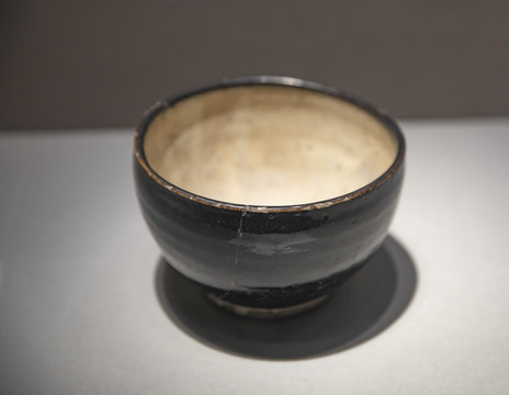 唐代黑釉瓷钵