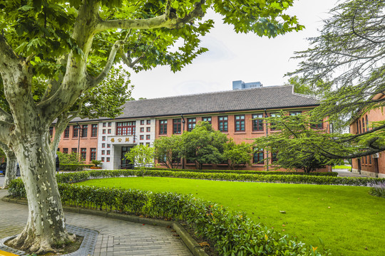 大学校园传统风格建筑和大草坪