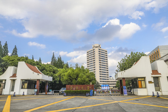 东华大学校门全景