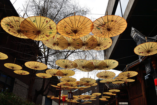 成都黄伞巷悬挂的黄伞