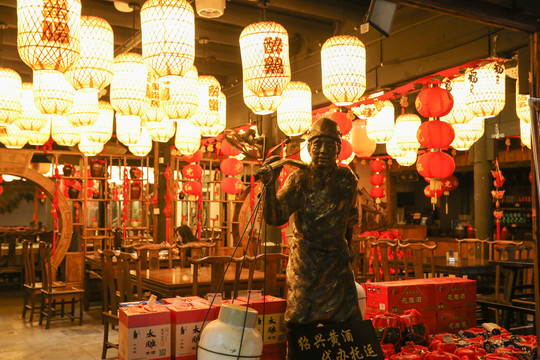 鲁镇酒店雕塑场景