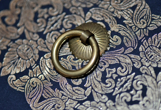 古典花纹礼品包装的金属铜扣