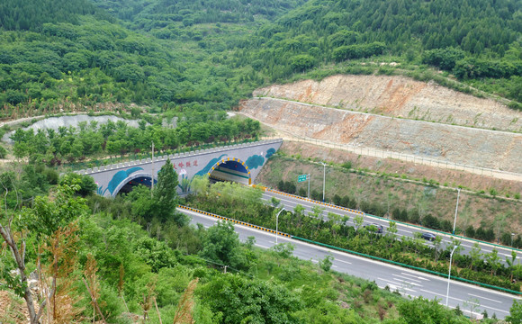 高速公路隧道口