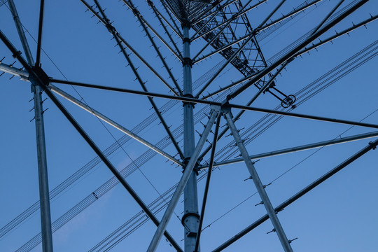 高压电力运输塔结构特写
