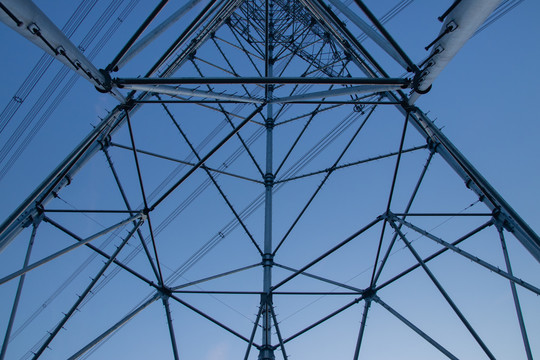 高压电力运输塔结构特写