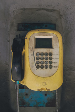 破旧的公用电话