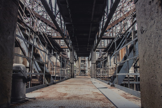 无人废弃工厂的机构钢铁桥走廊