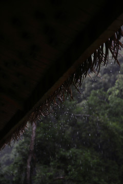 雨天屋檐