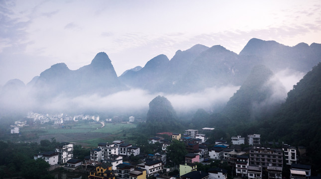 清晨云雾缭绕的山水田园