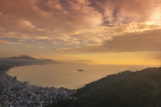 朝霞满海湾