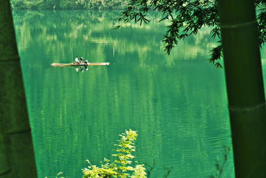 泛舟在平静的小东江湖面