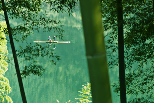 泛舟在平静的小东江湖面
