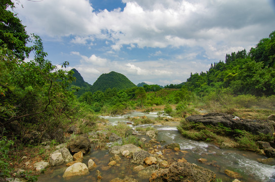 山谷溪流
