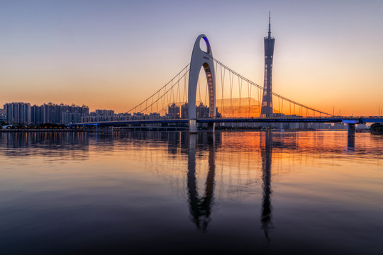 日落时分的广州塔与猎德大桥