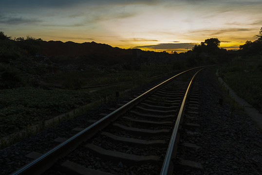 黄昏夕阳下铁轨
