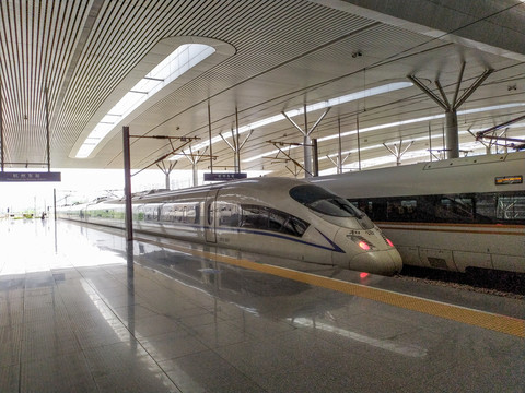 高铁驶入杭州东站