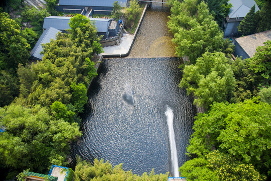 山间流水