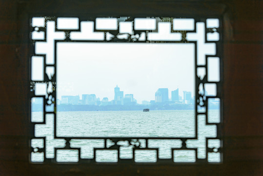窗外的杭州西湖与城市建筑