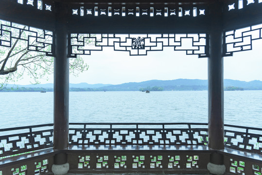 亭台楼阁外的杭州西湖山水