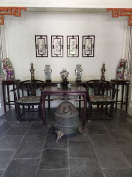清代客厅木雕桌椅铜暖炉