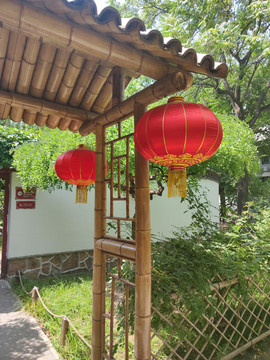 竹门挂灯笼