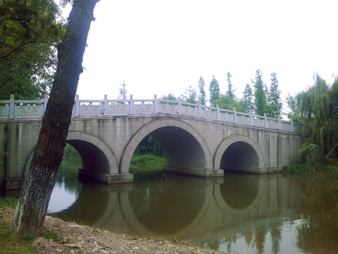 湖畔拱桥