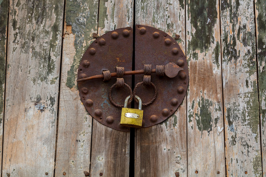 破旧的门锁