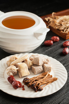 茶树菇炖土鸡汤