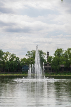 湖中喷泉