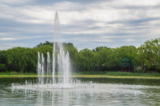 湖中喷泉