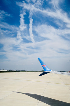 机场上空的卷云