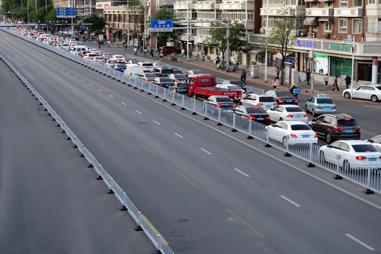 道路通畅和拥堵对比城市交通