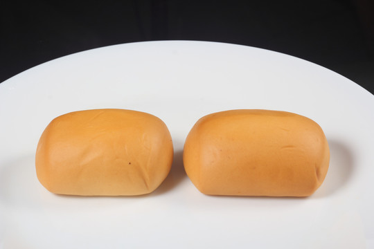 碟子里两个小面包