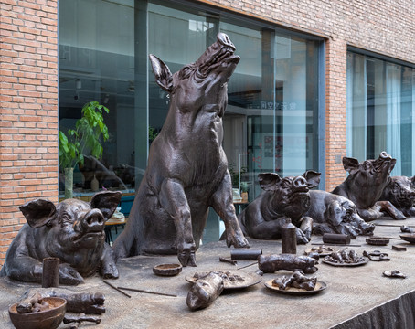 今日美术馆雕塑吃大餐的猪