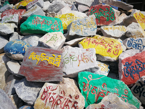 带有藏族文字的石头