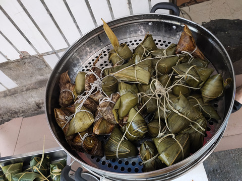 肉粽与蒸锅特写