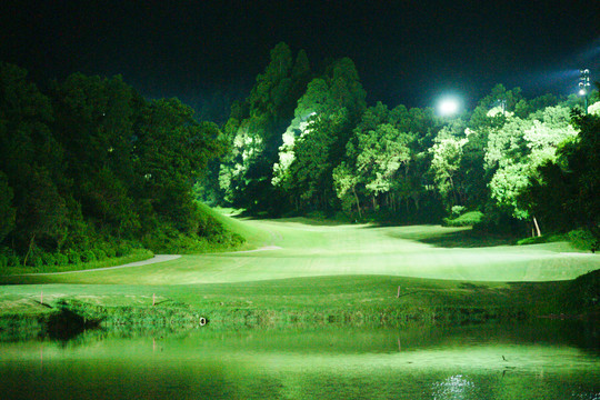 高尔夫球场夜景