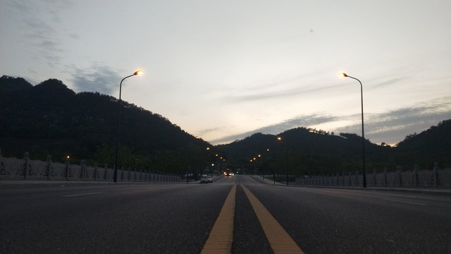 日落的道路路面