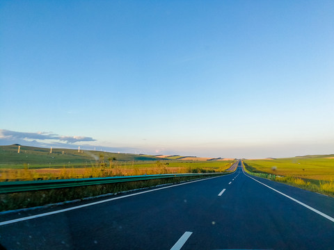 清晨田野公路