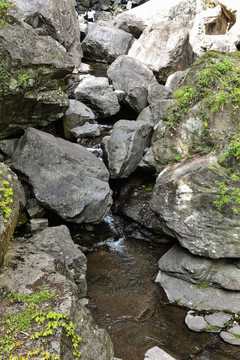 石头山间小溪水