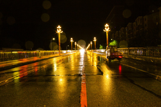 都市雨中夜景漫步璀璨灯光夜色
